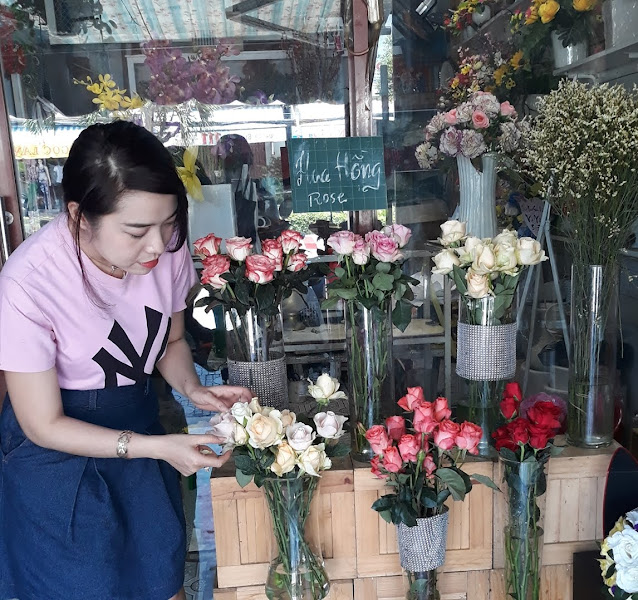 hình ảnh chăm sóc hoa tươi tại shop hoa tươi phố thành rạch giá kiên giang