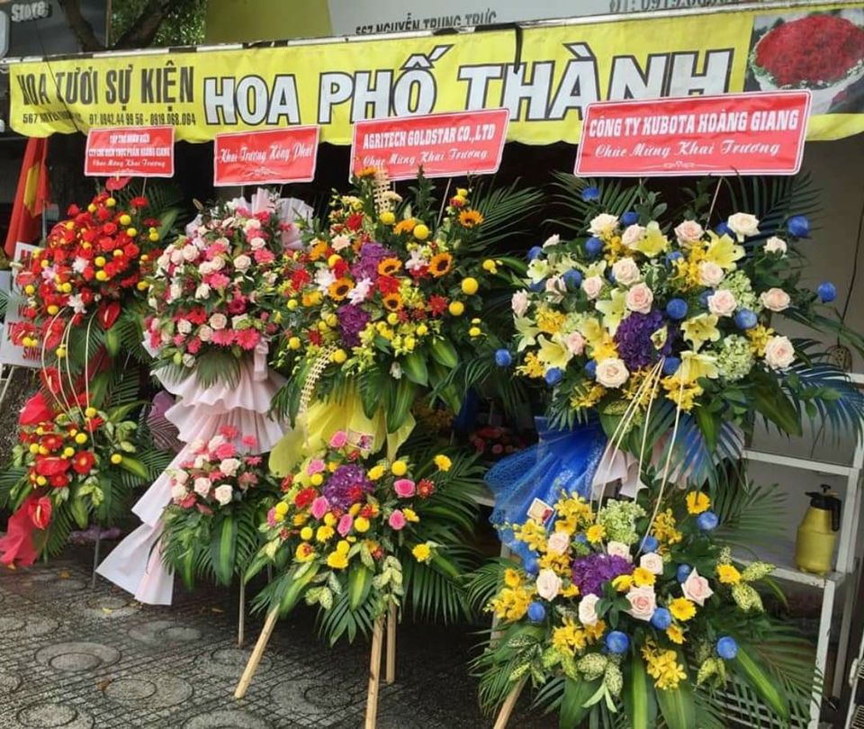 Hình ảnh shop hoa tươi Phố Thành luôn có nhiều đơn hàng trong ngày. Những lẵng hoa mừng khai trương luôn được cắm và thiết kế cẩn thân chu đáo tại Rạch Giá Kiên Giang.