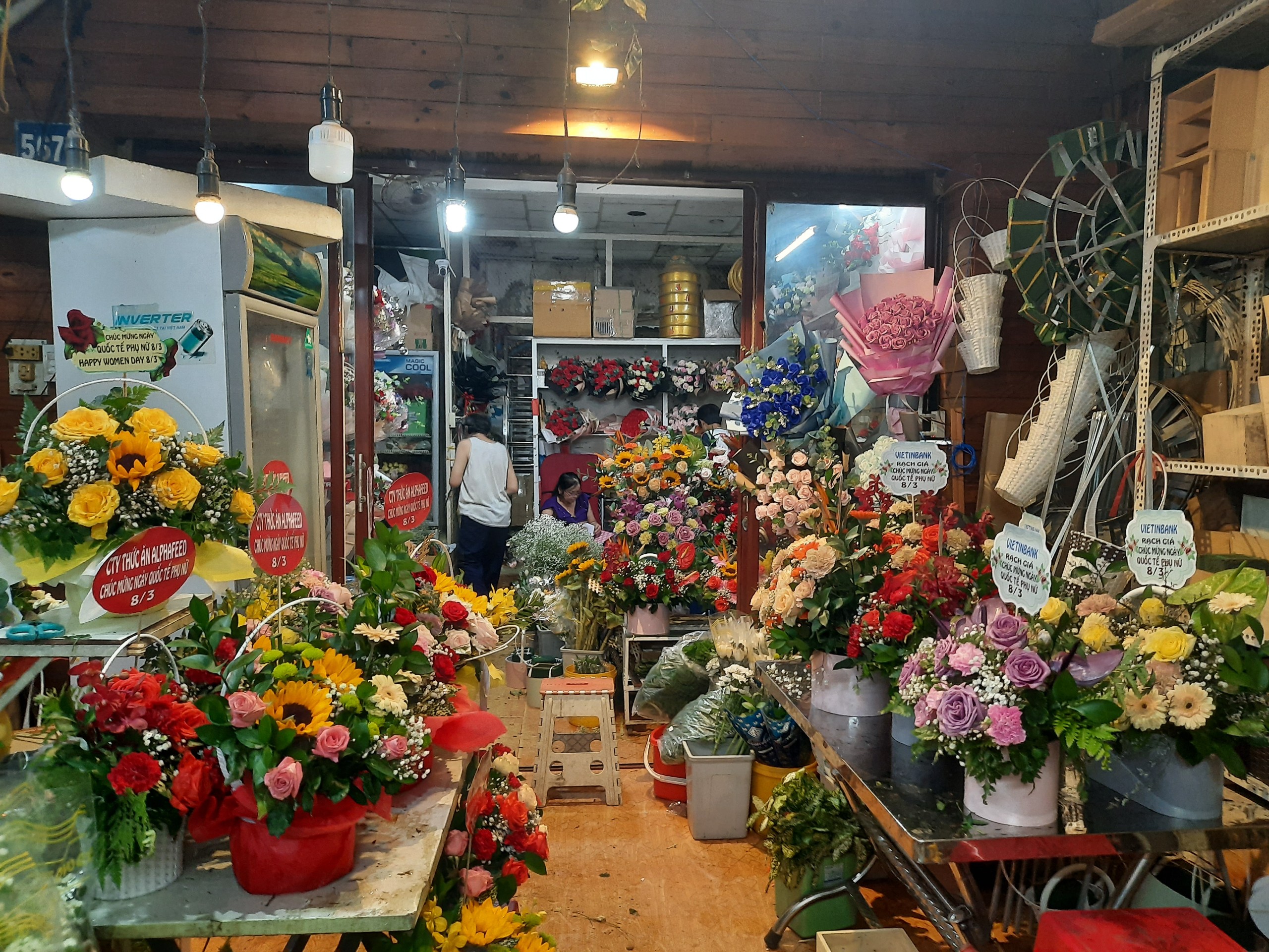 Shop luôn hoạt động xuyên đêm để giảu quyết nhiều đơn hàng vào các ngày lễ tại hoa tươi phố thành rạch giá kiên giang